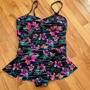 Attarco 1pc Swimsuit. NWOT  Black Floral  **Size XL